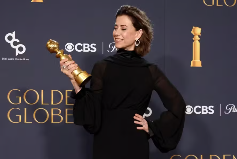 Fernanda Torres faz história ao ganhar Globo de Ouro