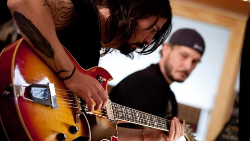 Qual foi a primeira banda de rock?